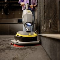 Profesjonalny automat myjąco-zbierający K-Mop - Prostota Obsługi. Ergonomia wspierająca pracownika. Najwyższa moc podciśnienia.