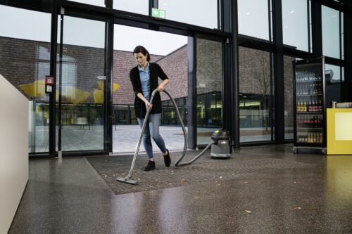 Uniwersalny odkurzacz NT 27/1 z funkcją zbierania wody, o solidnej konstrukcji. Doskonale sprawdzi się na małych powierzchniach wymagających regularnych porządków