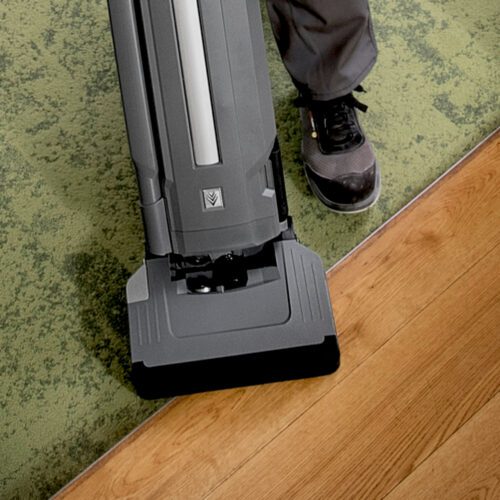 Odkurzacz kolumnowy przeznaczone do dogłębnego odkurzania dywanów i wykładzin dywanowych. Profesjonalny, akumulatorowo zasilany odkurzacz szczotkowy.