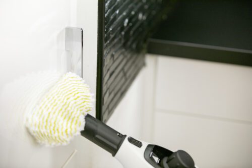 Parownica Kärcher SC 1 ma małe rozmiary i dzięki temu idealnie nadaje się do szybkiego czyszczenia małej kuchni lub łazienki.