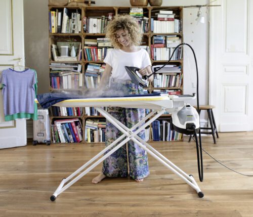 Stanowisko do prasowania SI 4 Home Line z żelazkiem umożliwia wygodne prasowanie, a także nieprzerwane czyszczenie dzięki parownicy i elastycznej możliwości uzupełnienia zbiornika na wodę.