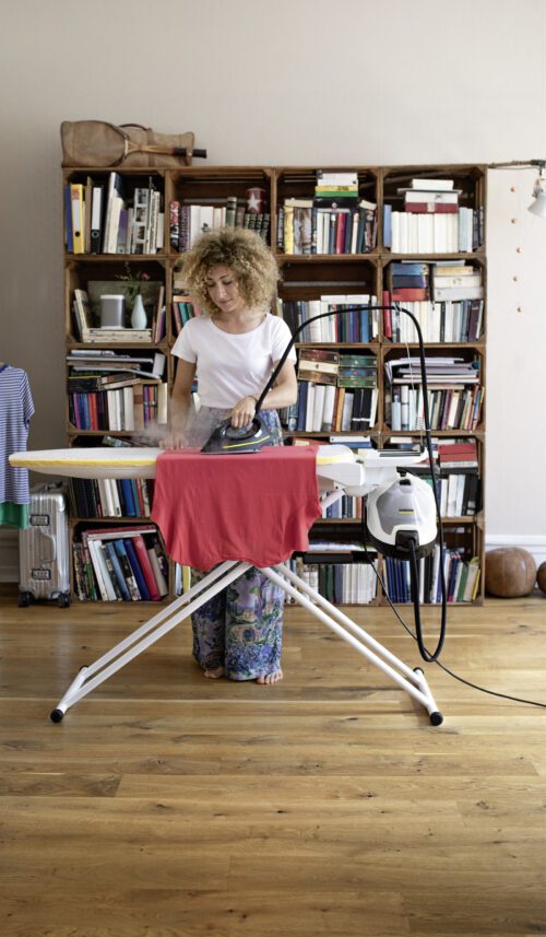 Stanowisko do prasowania SI 4 Home Line z żelazkiem umożliwia wygodne prasowanie, a także nieprzerwane czyszczenie dzięki parownicy i elastycznej możliwości uzupełnienia zbiornika na wodę.