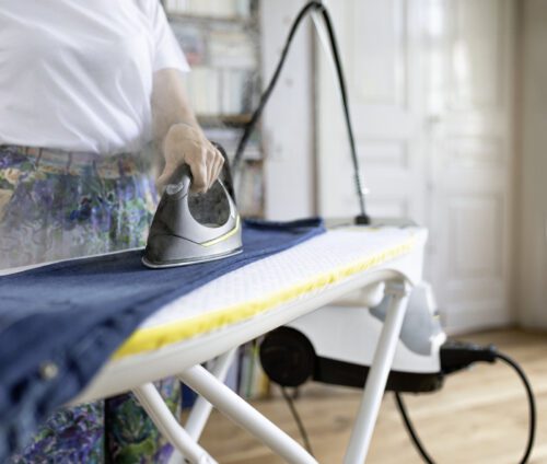 Stanowisko do prasowania SI 4 Home Line z żelazkiem umożliwia wygodne prasowanie, a także nieprzerwane czyszczenie dzięki parownicy i elastycznej możliwości uzupełnienia zbiornika na wodę.