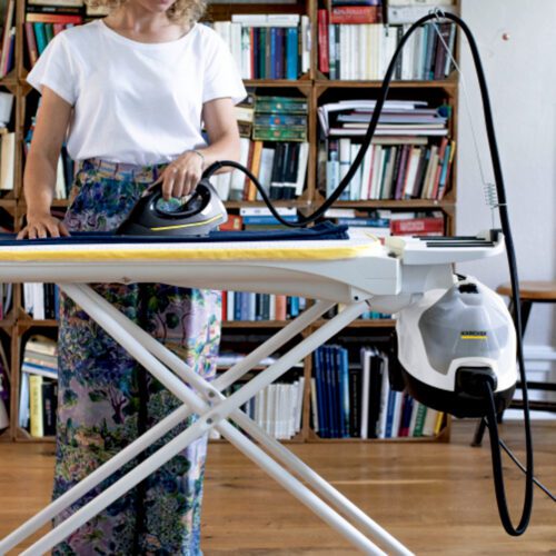 Stanowisko do prasowania SI 4 Home Line z żelazkiem umożliwia wygodne prasowanie, a także nieprzerwane czyszczenie dzięki parownicy i elastycznej możliwości uzupełnienia zbiornika na wodę.