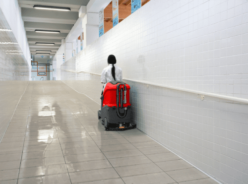 Jest najmniejszym automatem myjącym z fotelem dla operatora. Zaprojektowano go tak aby dzięki niewielkim rozmiarom przejeżdżał przez każde drzwi.