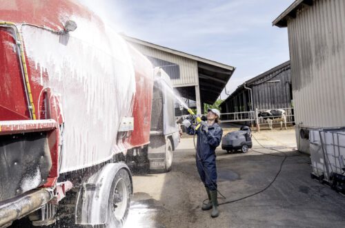 Myjka ciśnieniowa Karcher HDS 10/21-4M to urządzenie przeznaczone do usuwania szczególnie uciążliwych zabrudzeń i pracy w trudnych warunkach.