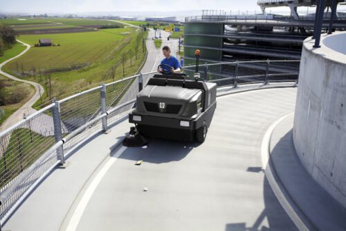 KM 150/500 R D - mocna, przemysłowa zamiatarka z hydraulicznym napędem i systemem zamiatania. Wyposażona w silnik diesla Yanmar.