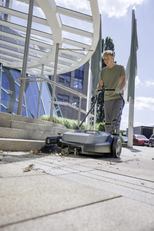 Lekka, kompaktowa zamiatarka przeznaczona do utrzymania w czystości terenów zewnętrznych. Najlepiej sprawdza się na małych powierzchniach.