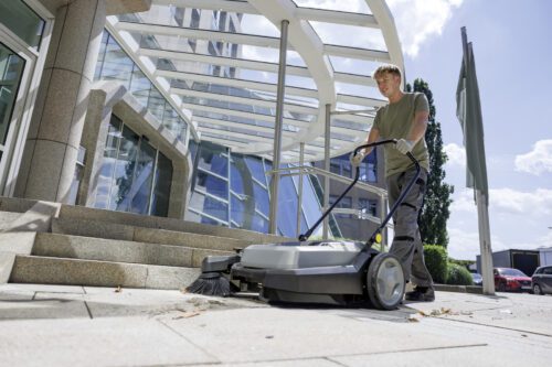 Lekka, kompaktowa zamiatarka przeznaczona do utrzymania w czystości terenów zewnętrznych. Najlepiej sprawdza się na małych powierzchniach.