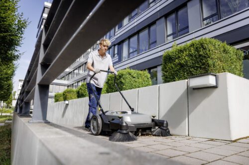 Lekka, kompaktowa zamiatarka przeznaczona do utrzymania w czystości terenów zewnętrznych. Najlepiej sprawdza się na małych powierzchniach.