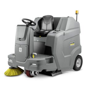 Zamiatarka KM 100/120 R Bp Pack jest wyposażona w wydajny akumulator litowo-jonowy 160 Ah, szybką ładowarkę oraz funkcję hydraulicznego opróżniania pojemnika.