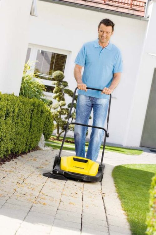 Zamiatarka o szer. roboczej 550 mm, z 16-litrowym zbiornikiem na zanieczyszczenia i szczotką boczną. Przeznaczona do powierzchni 30 m² lub większych.